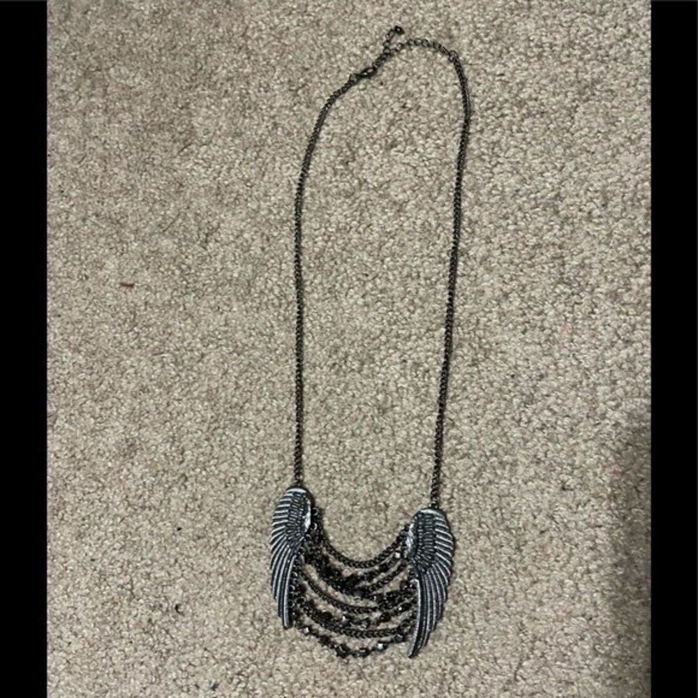 Feather wings star necklace black and silver‎